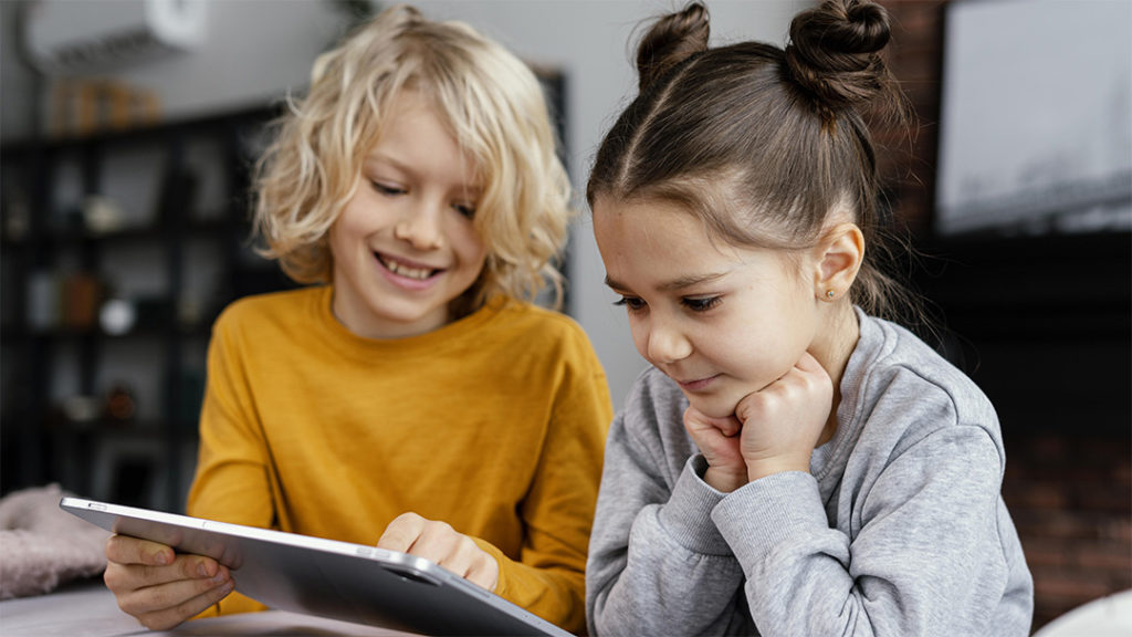 Chłopiec i dziewczynka na lekcji online